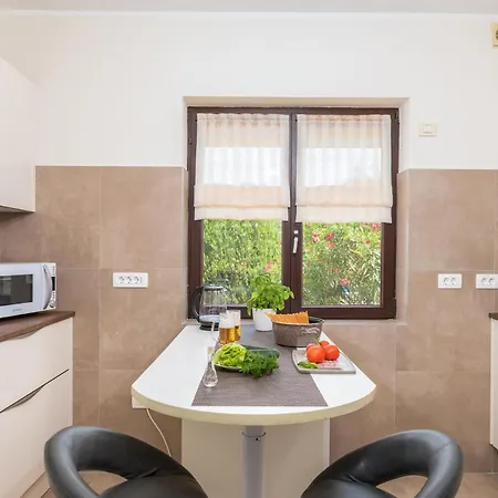 2 Bedroom Gorgeous In Holiday home