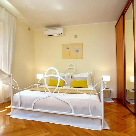 2 Bedroom Gorgeous In Pula