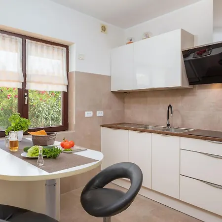 2 Bedroom Gorgeous In Pula