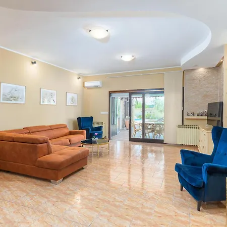 2 Bedroom Gorgeous In Pula